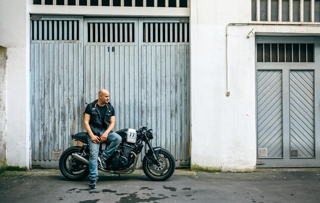 Biker posando con una motocicleta