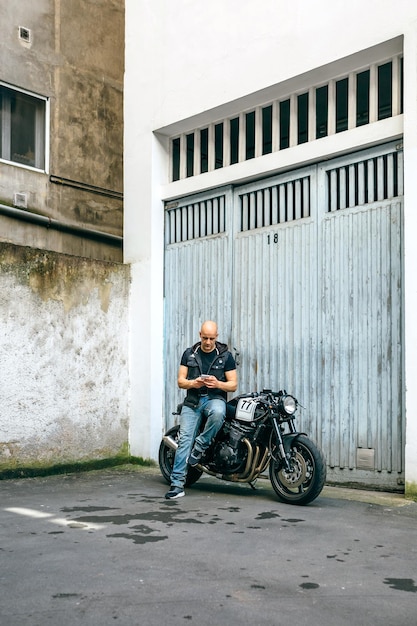 Biker sieht mobil aus, sitzt auf dem Motorrad