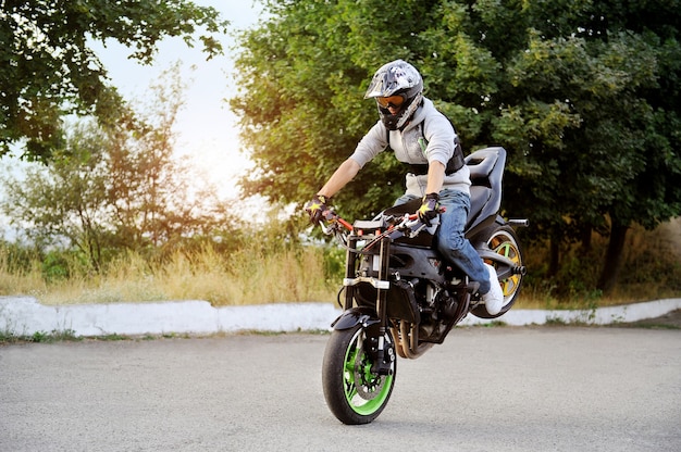 Biker übt extreme Fahrkünste.