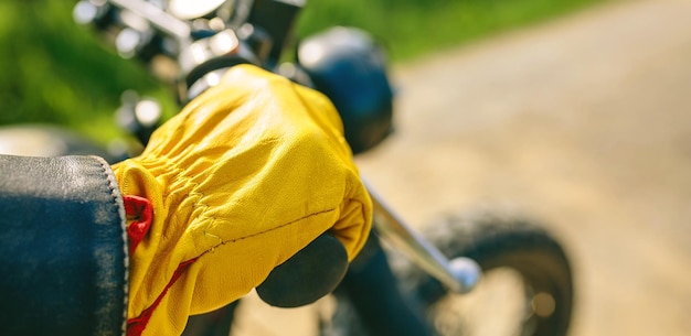 Bikerhand mit Handschuhen, die den Lenker greifen