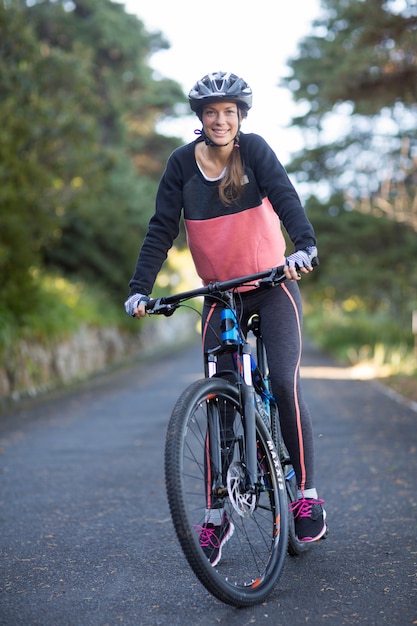 Bikerin mit Mountainbike auf dem Land