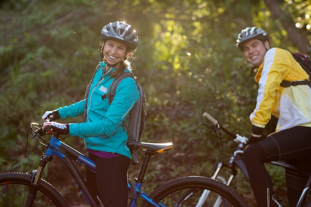 Bikerpaar mit Mountainbike auf dem Land