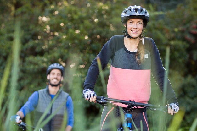 Bikerpaar Radfahren auf dem Land