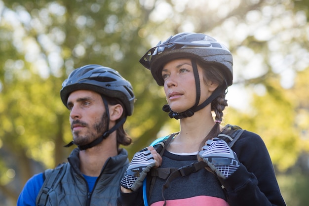 Bikerpaar steht zusammen