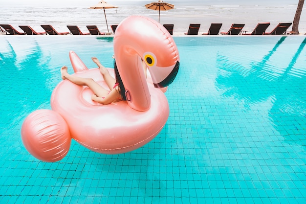 Bikini mujer relax en flotador de piscina