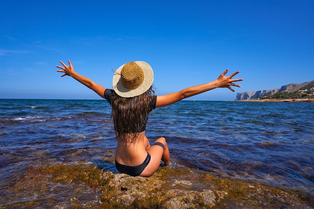 Bikinimädchen am Sommermittelmeerstrand