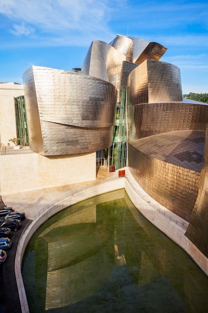 BILBAO, ESPAÑA - 28 DE SEPTIEMBRE DE 2017: El Museo Guggenheim es un museo de arte moderno y contemporáneo, ubicado en Bilbao, norte de España