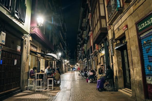 BILBAO ESPAÑA mayo de 2023 calle urbana por la noche