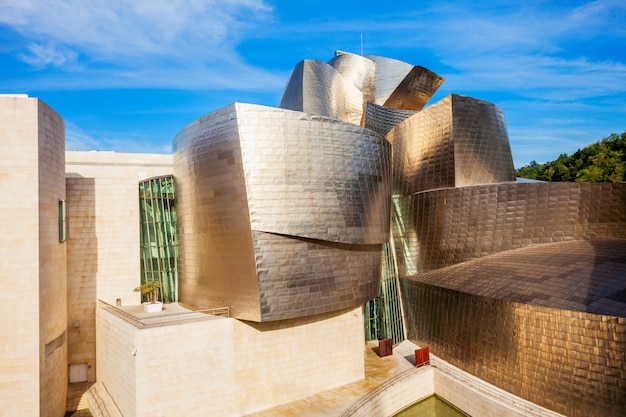 BILBAO, SPANIEN - 28. SEPTEMBER 2017: Das Guggenheim Museum ist ein Museum für moderne und zeitgenössische Kunst in Bilbao, Nordspanien