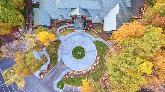 Bild der Ansicht mit Blick auf das Herrenhaus mit kreisförmiger Auffahrt, umgeben von Herbstwaldbäumen