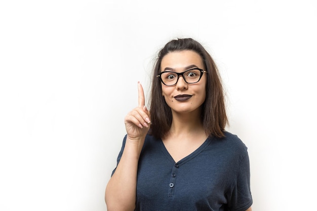 Bild der aufgeregten jungen Dame mit Brille Blick Kamera haben eine Idee Steht auf einem weißen Hintergrund