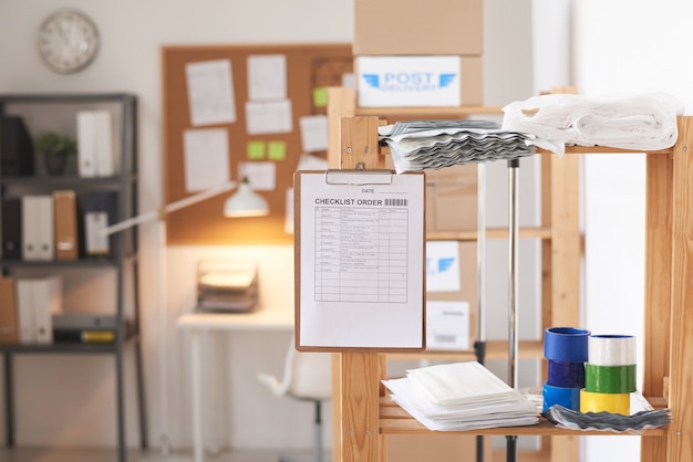 Bild der Checklistenbestellung in der Zwischenablage, die an der Glaswand im modernen Büro hängt