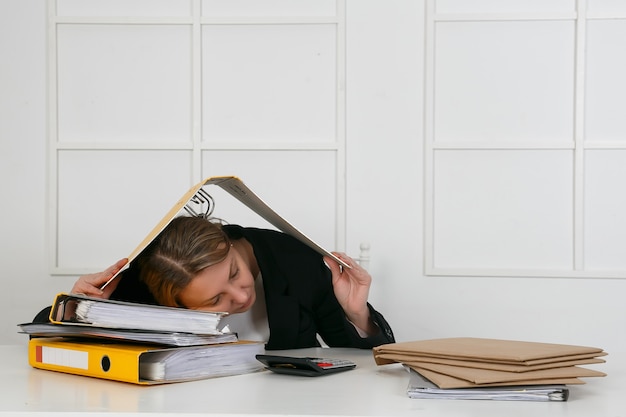 Bild der Frau, die bei der Arbeit in der lustigen Pose schläft