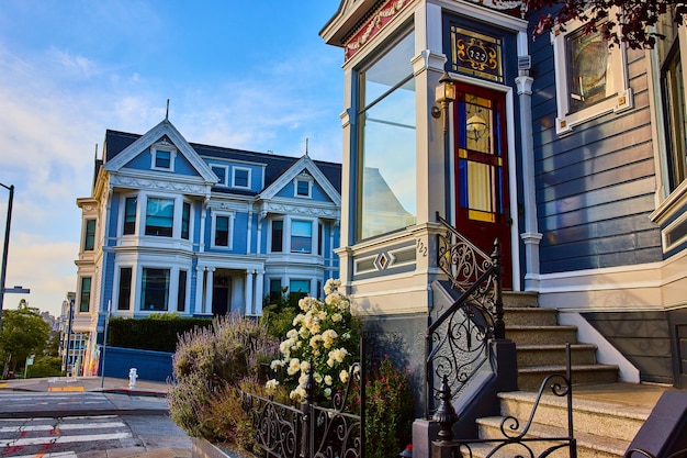 Foto bild der goldenen abendbeleuchtung an den eckhäusern von the painted ladies mit nahansicht der eingangstür