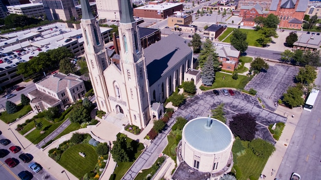 Bild der großen Kirche Trinity English mitten in der Innenstadt von Fort Wayne