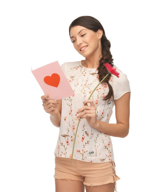 Bild der jungen Frau mit Blume und Postkarte.