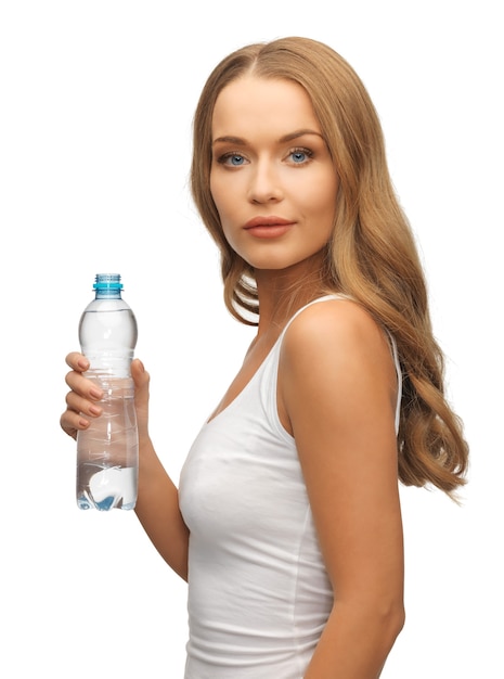 Bild der jungen schönen Frau mit einer Flasche Wasser