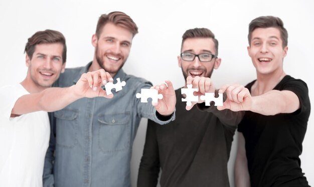 Bild der Jungs, die Teile des Puzzles verbinden