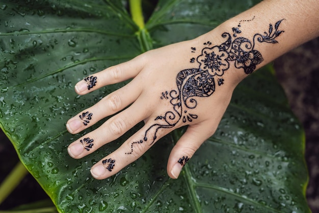 Bild der menschlichen Hand verziert mit Henna-Tattoo. mehendi-hand