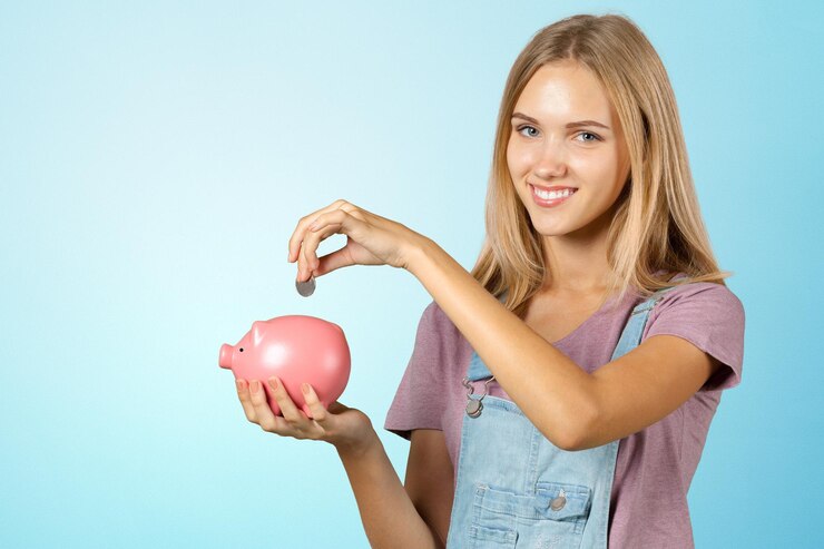 Foto bild der reizenden frau mit sparschwein