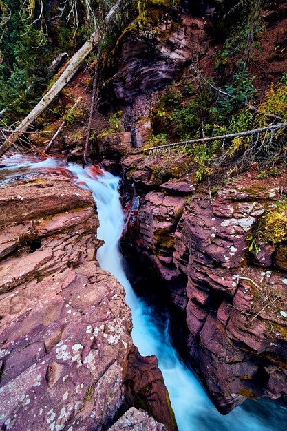 Bild der schönen Flechtenfelsenschlucht mit rauschendem Wasser