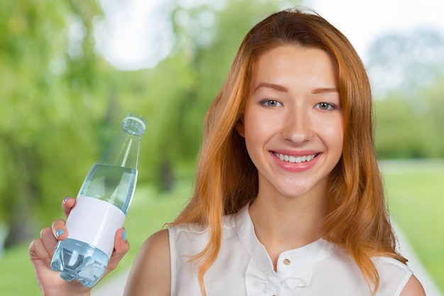 Bild der schönen Frau mit Flasche Wasser