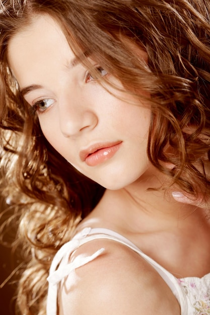 Bild der schönen jungen Frau mit dem lockigen Haar