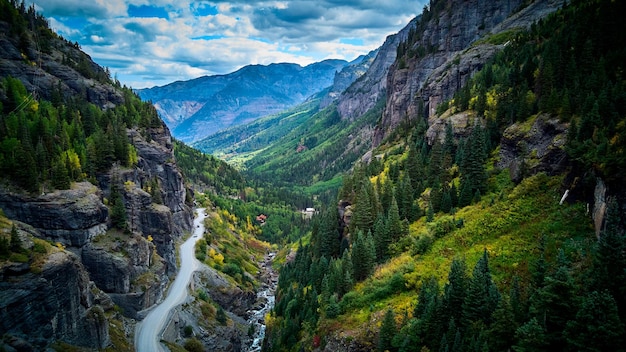 Foto bild der schotterstraße gefährlich am rand der klippe am fuße des bergtals