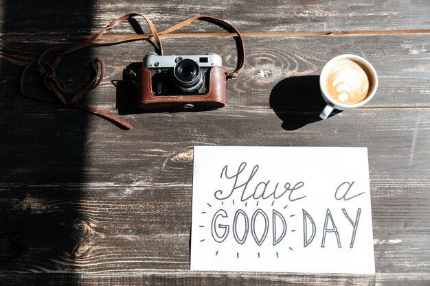 Foto bild der tabelle mit kaffee, papier und retro-kamera