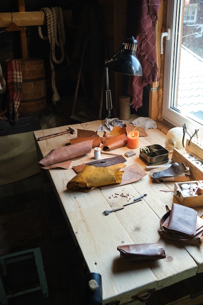 Bild des Arbeitsplatzes des Schuhmachers mit Werkzeugen darauf, die sich auf die Arbeit vorbereiten