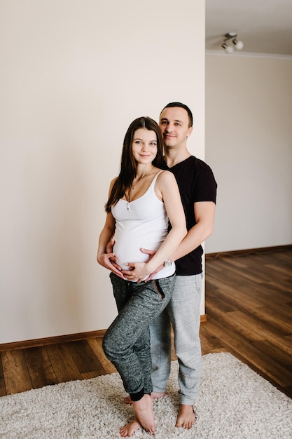 Bild des Ehemannes, der den Bauch der schwangeren Frau hält