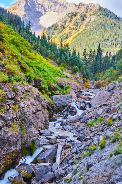 Bild des Flusses in einer schmalen felsigen Schlucht mit schönen Bergen im Hintergrund