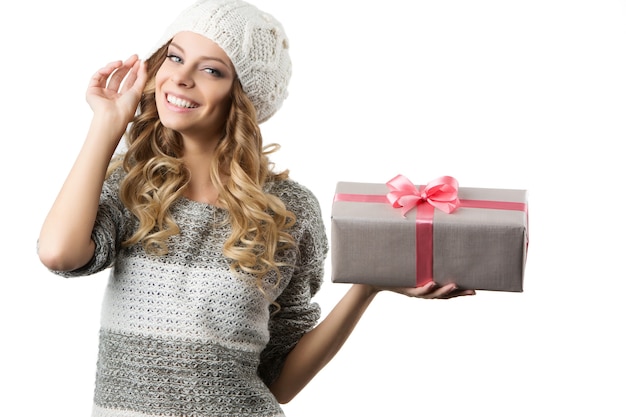Bild des fröhlichen Mädchens mit Geschenkbox auf weißem Hintergrund