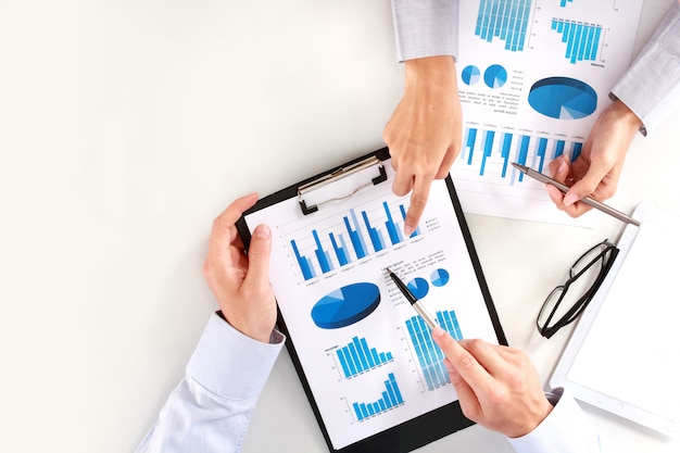 Bild des Geschäftsteams beim Treffen, das Diagramm bespricht