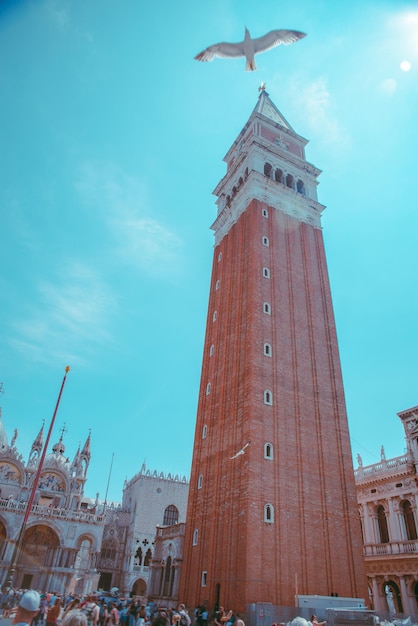 Bild des glockenturms campanile di san marco auf dem platz in venedig italien