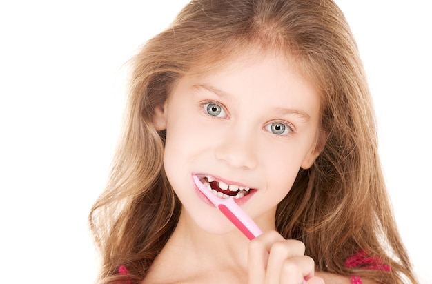 Bild des glücklichen Mädchens mit Zahnbürste über Weiß