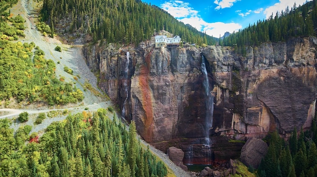 Bild des großen Wasserfalls über dem Kraftwerk mit Klippen und Pinien