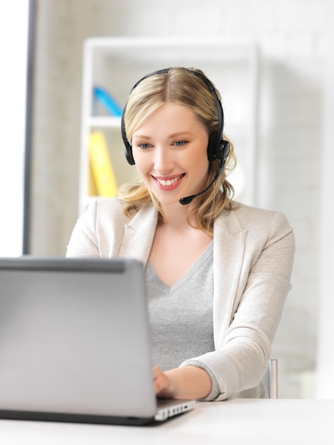 Bild des Helpline-Operators mit Laptop-Computer.