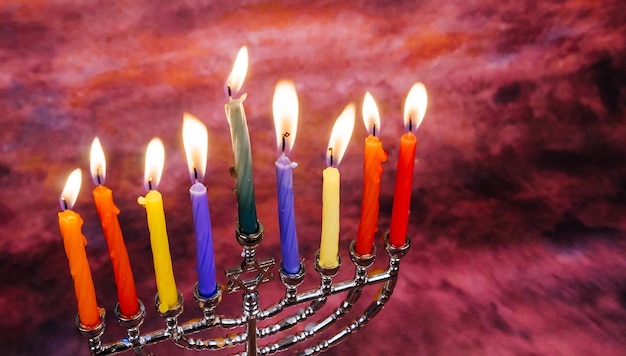 Bild des jüdischen Feiertags Chanukka-Hintergrund mit traditioneller Kandelaber der Menorah und brennenden Kerzen