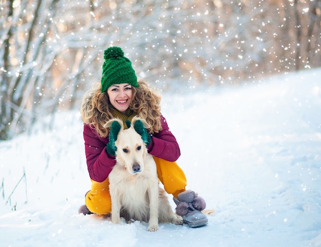 Bild des jungen Mädchens mit ihrem Hund