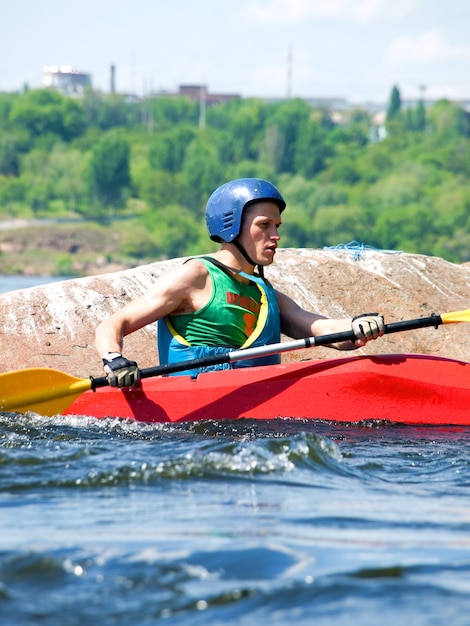 Bild des Kajakfahrers mit einem Ruder auf dem Wasser