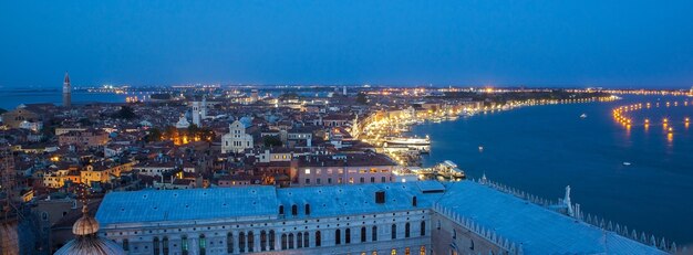 Bild des Markusplatzes von der Kathedrale San Marco in Venedig, Italien bei Nacht. Wunderschöne Aussicht.