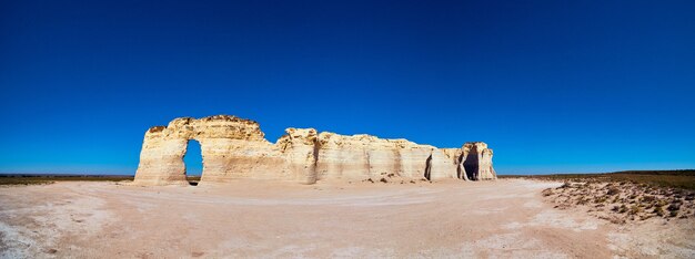 Bild des Panoramas von großen gewellten weißen Felsen mitten in der flachen Wüste
