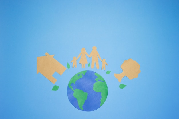 Bild des Planeten Erde auf blauem Hintergrund. Familienpapier und Baumausschnitt
