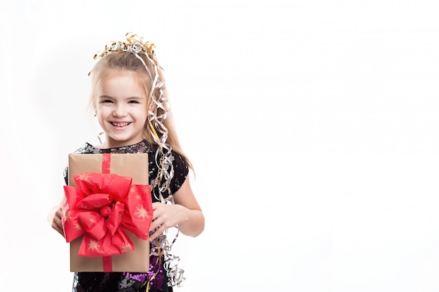 Bild des schönen Mädchens mit Geschenkbox auf weißer Wand