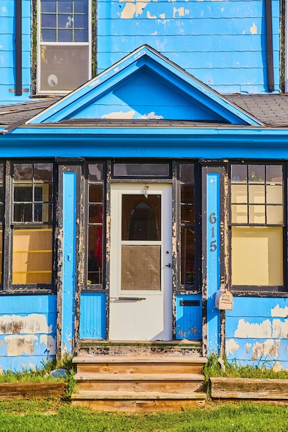 Bild des städtischen Gebäudes mit abgeplatzter blau-weißer Farbe bei 615 Haus und Briefkasten