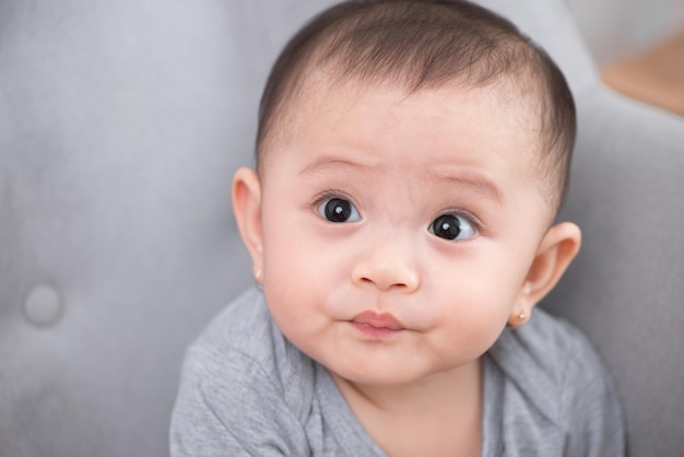 Bild des süßen Babymädchens Nahaufnahmeporträt des netten 8 Monate alten lächelnden Mädchenkleinkindes