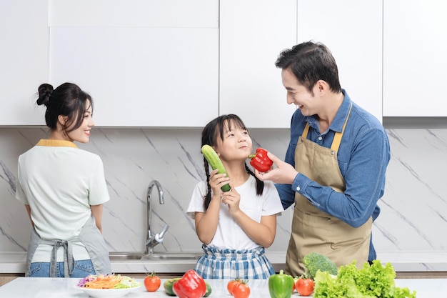 Bild einer asiatischen Familie in der Küche