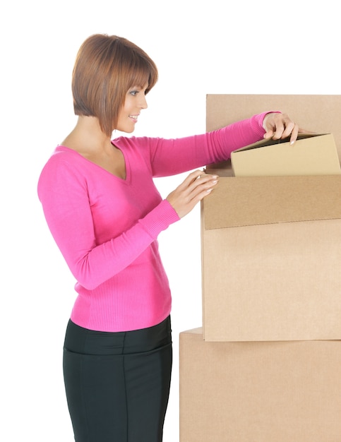 Bild einer attraktiven Geschäftsfrau mit großen Kisten