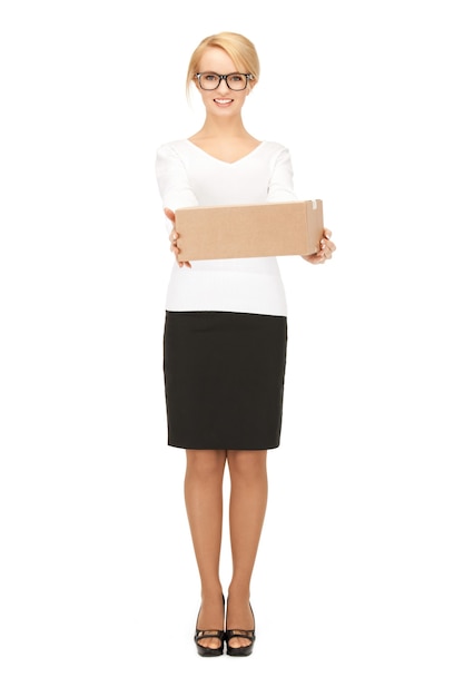 Bild einer attraktiven Geschäftsfrau mit Karton